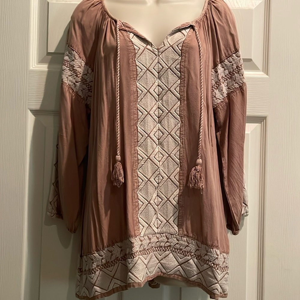 Super groovy top with tassels. Cream embroidery. V neck and elastic arms